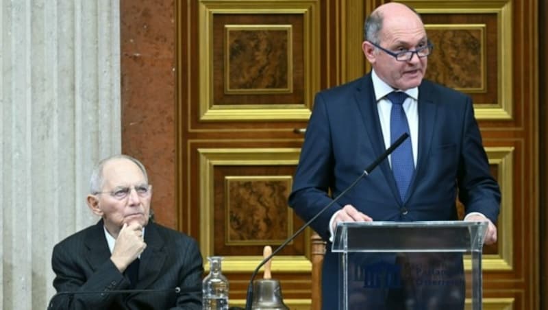 Der ehemalige Präsident des deutschen Bundestags, Wolfgang Schäuble (li.), und Nationalratspräsident Wolfgang Sobotka (ÖVP) im Rahmen des Festakts (Bild: APA/ROLAND SCHLAGER)