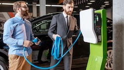 Strom ist teuer geworden: Trotz üppiger Förderungen fragen sich viele Elektroauto-Interessenten, ob sich ein E-Fahrzeug überhaupt noch lohnt. (Bild: stock.adobe.com)