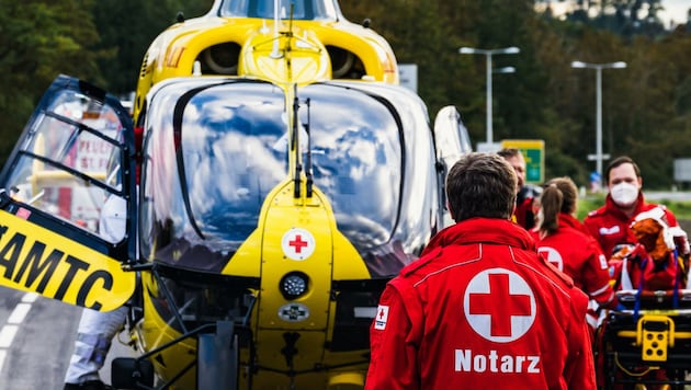 Die Rettungskräfte vor Ort mussten warten, bis endlich der Hubschrauber samt Notarzt eintraf. (Bild: Kerschbaummayr Werner)