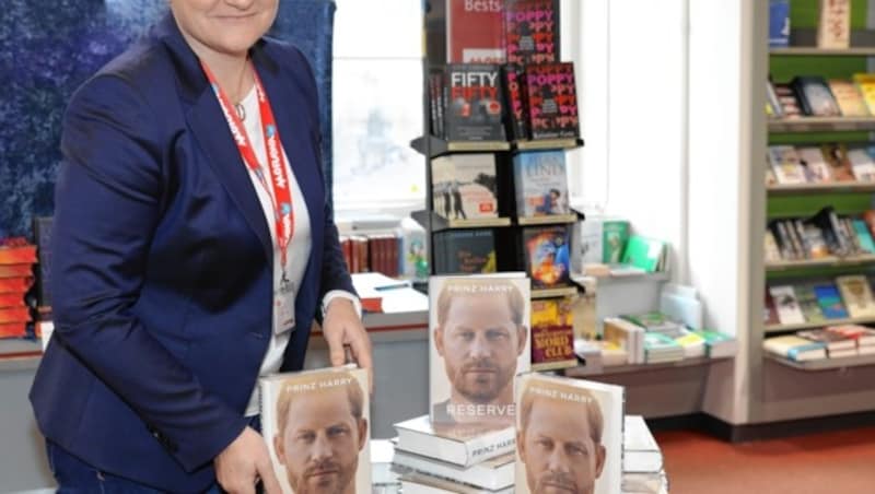 Sandra Wild, Filialleiterin der Buchhandlung Moser am Eisernen Tor in Graz, ist vom Erfolg der Harry-Biografie „Reserve“ begeistert. (Bild: Scherbichler Wulf)