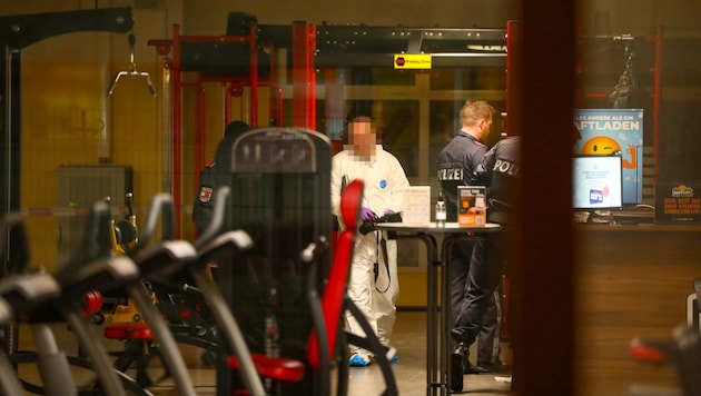 Die Spurensicherer kurz nach dem Mordversuch im Fittnessstudio. (Bild: Matthias Lauber)