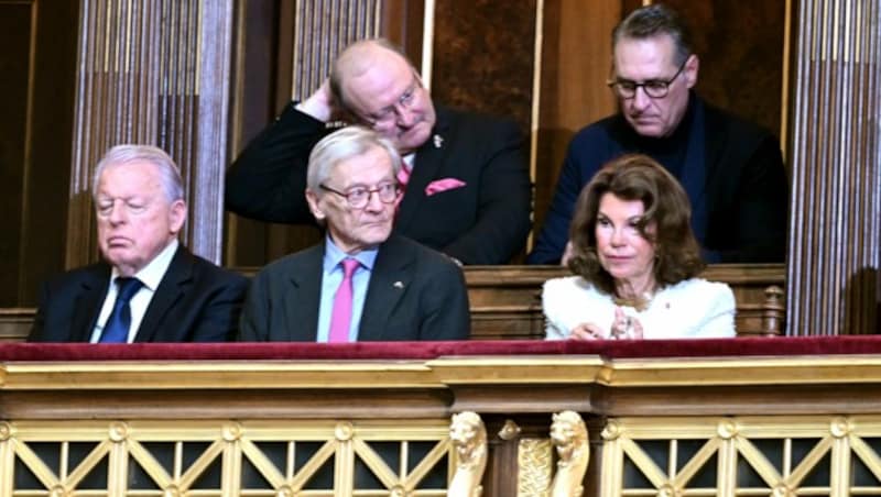 Interessante Logenbesetzung: vorne Franz Vranitzky, Wolfgang Schüssel und Brigitte Bierlein, dahinter Strache und Ex-FPÖ-Minister Hubert Gorbach. (Bild: APA/ROLAND SCHLAGER)