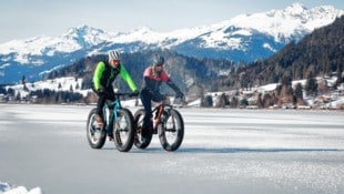 Mit den Fatbikes auf dem zugefrorenen Weißensee unterwegs (Bild: Wallner Hannes)