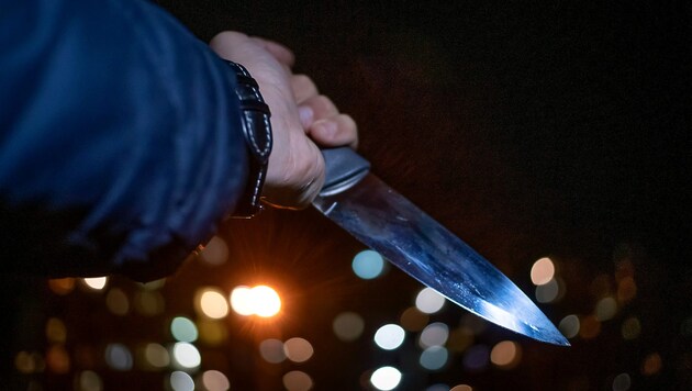 A 30-year-old is said to have made threats with a knife in his hand (symbolic image). (Bild: stock.adobe.com)