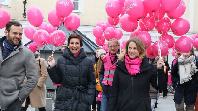 Die Neos ließen auf dem roten Rathausplatz in St. Pölten ihre pinken Ballons hoch wehen. Spitzenkandidatin Indra Collini mit Helmut Hofer-Gruber (Mitte) und Beate Meinl-Reisinger. (Bild: NEOS/Tobias Krammer)