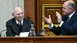 Applaus für den ehemaligen deutschen Parlamentspräsidenten Wolfgang Schäuble, der beinahe doch nicht nach Wien gekommen ist. (Bild: APA/ROLAND SCHLAGER)