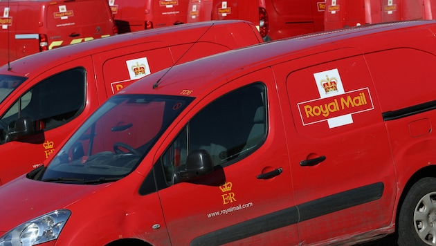 Die britische Royal Mail hat Auslieferungen ihrer Sendungen ins Ausland nach einem „Cyber-Zwischenfall“ zeitweilig unterbrochen. (Bild: AFP)