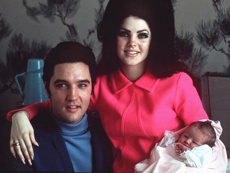 Elvis Presley und seine Ehefrau Priscilla posieren gemeinsam mit Tochter Lisa Marie nach deren Geburt 1968. (Bild: AP Photo/File/APA)