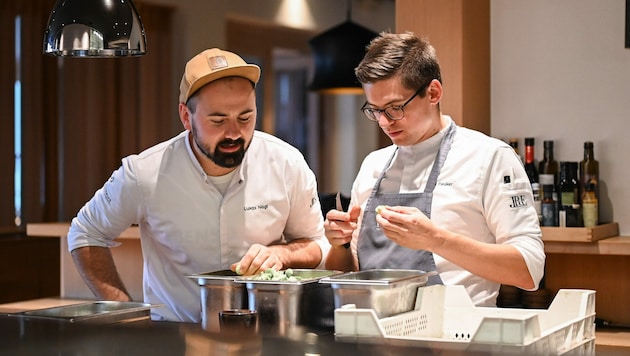 Lukas Nagl ganz in seinem Element: Als Haubenkoch und Teil seines Küchenteams im Restaurant Bootshaus in Traunkirchen. (Bild: Markus Wenzel)