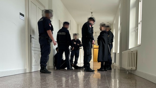 Recientemente, durante un juicio contra una banda de jóvenes, se produjeron roces y detenciones entre dos jóvenes y agentes en los pasillos del juzgado. (Bild: Benedict Grabner, Krone KREATIV)