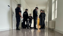 Bei einem Prozess gegen eine Jugendbande kam es zuletzt in den Gängen des Gerichtsgebäudes zwischen zwei Jugendlichen und Beamten zu Reibereien und Festnahmen. (Bild: Benedict Grabner, Krone KREATIV)