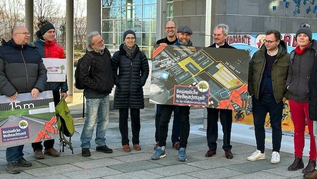 Anrainer und Projektgegner übergaben am Donnerstag vor dem Landhaus den offenen Brief an Karl Wilfing (3. von rechts). (Bild: Petra Weichhart)