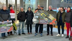 Anrainer und Projektgegner übergaben am Donnerstag vor dem Landhaus den offenen Brief an Karl Wilfing (3. von rechts). (Bild: Petra Weichhart)