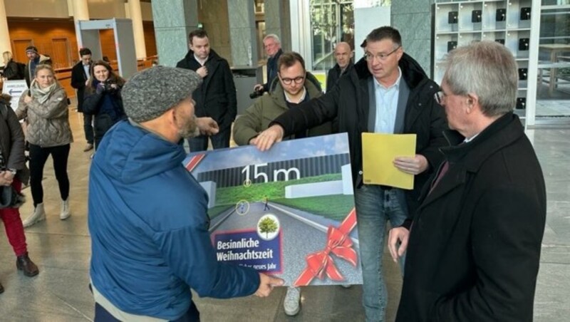 Anrainer und Projektgegner übergaben am Donnerstag im Landhaus den offenen Brief an Wolfgang Kocevar und Karl Wilfing (re.). (Bild: Petra Weichhart)