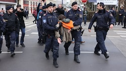Ab sofort werde es keine aktive Kooperation mehr mit den Beamten der Wiener Polizei geben. Das verkündete die Gruppierung am Mittwoch.  (Bild: APA/FLORIAN WIESER, Krone KREATIV)