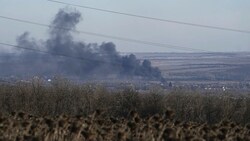 Rauchschwaden während der Kämpfe zwischen ukrainischen und russischen Truppen in Soledar (Bild: ASSOCIATED PRESS)