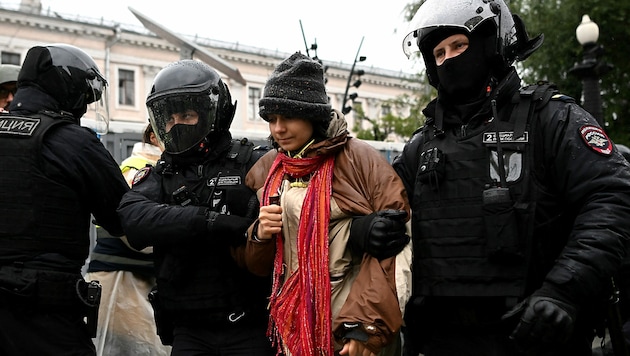 Archivbild aus dem Jahr 2022: Festnahme einer Frau, die gegen die Teilmobilisierung demonstriert hat (Bild: APA/AFP)