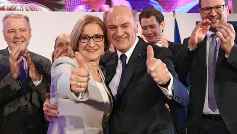 Da war die Stimmung noch besser: Johanna Mikl-Leitner mit Mentor und Vorgänger Erwin Pröll 2018. Sebastian Kurz im Hintergrund. (Bild: APA/Helmut Fohringer)