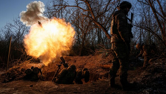 Soldaten der Ukraine (Bild: AP/Evgeniy Maloletka)