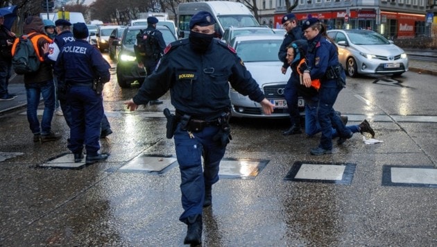 Die Polizei bei einer Auflösung eines Klimaprotests am Praterstern. (Bild: GEORG HOCHMUTH/ APA)