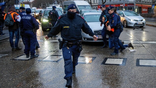 The police breaking up a climate protest at Praterstern. (Bild: GEORG HOCHMUTH/ APA)