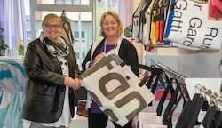 Petra Beidl und Helene Sengstbratl vom AMS sind begeistert von den Upcycling- Produkten von Gabarage. (Bild: Charlotte Titz)