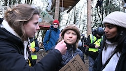 Die Klimaaktivistinnen Luisa Neubauer (links) und Greta Thunberg (Mitte) in Lützerath (Bild: APA/dpa/Federico Gambarini)
