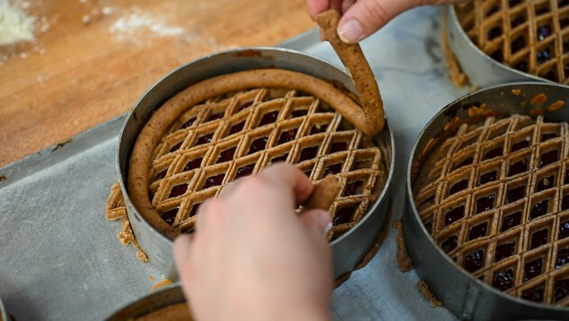 Typisch Linzer Torte: der Mürbteig mit Nüssen, Gewürzen und Ribiselmarmelade als Füllung (Bild: Markus Wenzel)