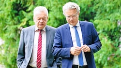 Anton Lang (links) und Christopher Drexler brüten über möglichem Kauf der restlichen Energie-Steiermark-Anteile. (Bild: Christian Jauschowetz)