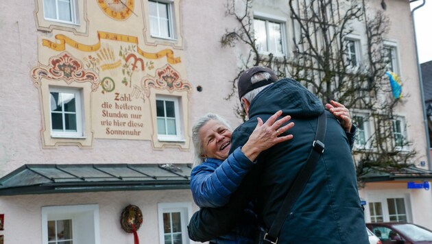 Maria Schmidbauer umarmt ihren Mieter Igor aus der Ukraine. „Wir sind mittlerweile sehr eng befreundet“, sagt sie. (Bild: Tschepp Markus)