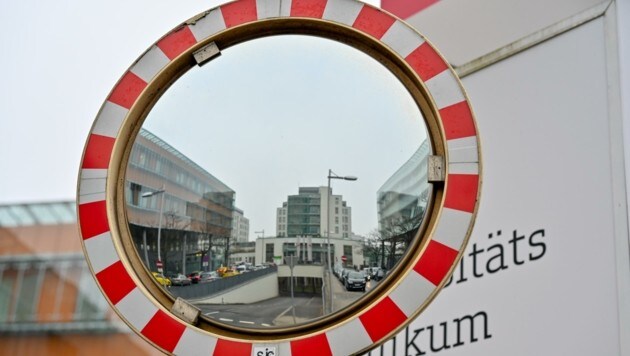 Ein Blick in den Spiegel ist oft hilfreich, auch für ein Krankenhaus (Bild: Dostal Harald)