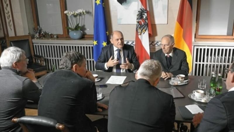 Wolfgang Schäuble (rechts) mit Wolfgang Sobotka beim Interview (links) (Bild: Parlamentsdirektion/Johannes Zin)