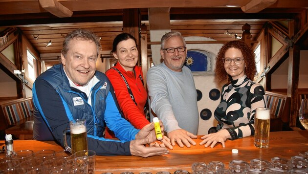 Josef Pleikner, Susanna Öllinger, Hermann und Julia Fillafer kleben sich für den Wirt an der Bar fest. (Bild: ROLAND_HOLITZKY)