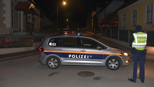 In Berndorf (Bezirk Baden) starben durch eine Bluttat zwei Personen. Eine Person wurde schwer verletzt. Im Bild: der abgesperrte Tatort. (Bild: APA/MONATSREVUE THOMAS LENGER)