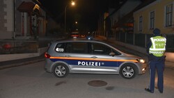 In Berndorf (Bezirk Baden) starben durch eine Bluttat zwei Personen. Eine Person wurde schwer verletzt. Im Bild: der abgesperrte Tatort. (Bild: APA/MONATSREVUE THOMAS LENGER)