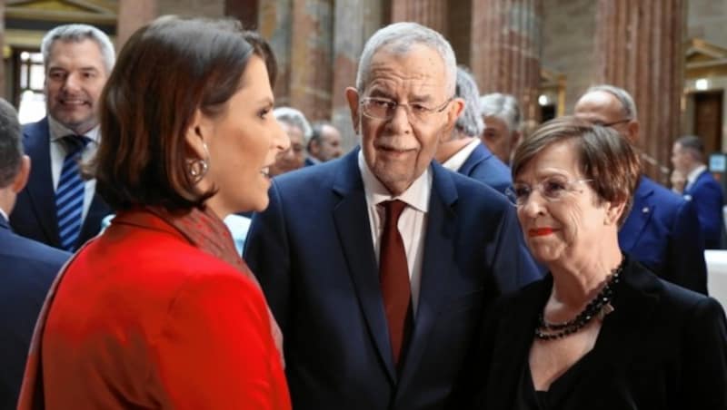 Van der Bellen und Doris Schmidauer mit Karoline Edtstadler (Bild: Karl Schöndorfer)