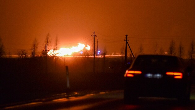 Eine hohe Flamme ist nach der Explosion an der Pipeline zu sehen. (Bild: Associated Press)