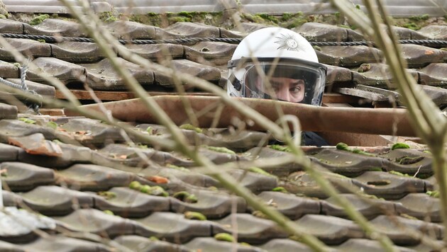 Laut Angaben der Polizei konnten alle Gebäude in Lützerath geräumt werden - den besetzten Tunnel wollen die Aktivisten jedoch nicht verlassen. (Bild: APA/dpa/Rolf Vennenbernd)