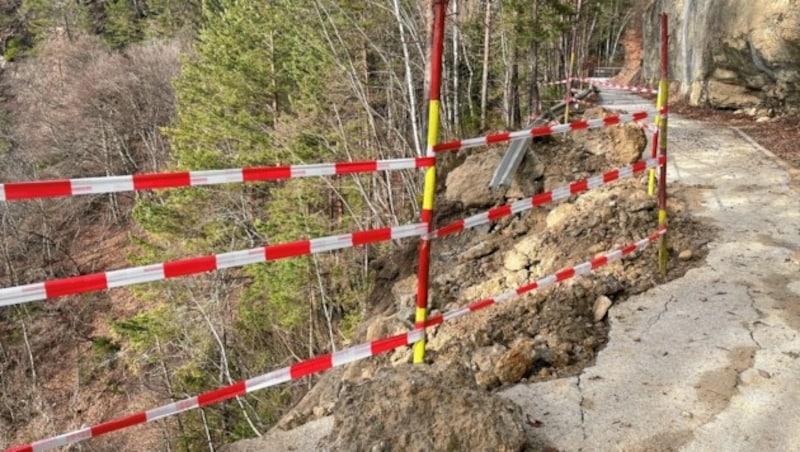 Die Straße ist schwer in Mitleidenschaft gezogen. (Bild: Tratnik Marcel)