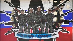 Ein Wandgemälde mit der Darstellung von Söldnern der russischen Wagner-Gruppe, auf dem zu lesen ist: „Wagner-Gruppe - Russische Ritter“ (Bild: Associated Press)