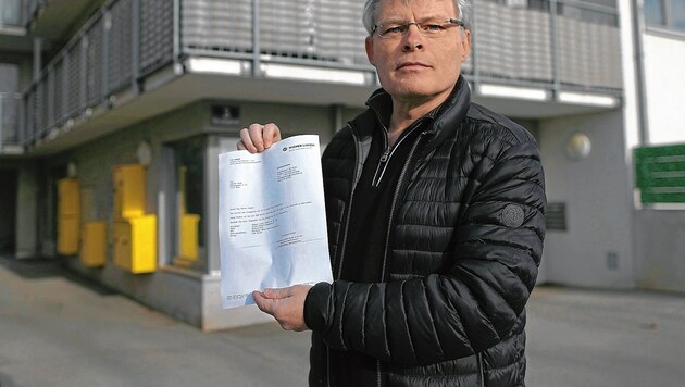 Werner H. mit der Zahlungsaufforderung der Wiener Linien (Bild: Gerhard Bartel)