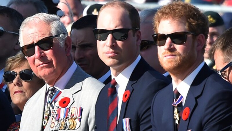 König Charles mit seinen Söhnen William und Harry. (Bild: Philippe HUGUEN / POOL / AFP)