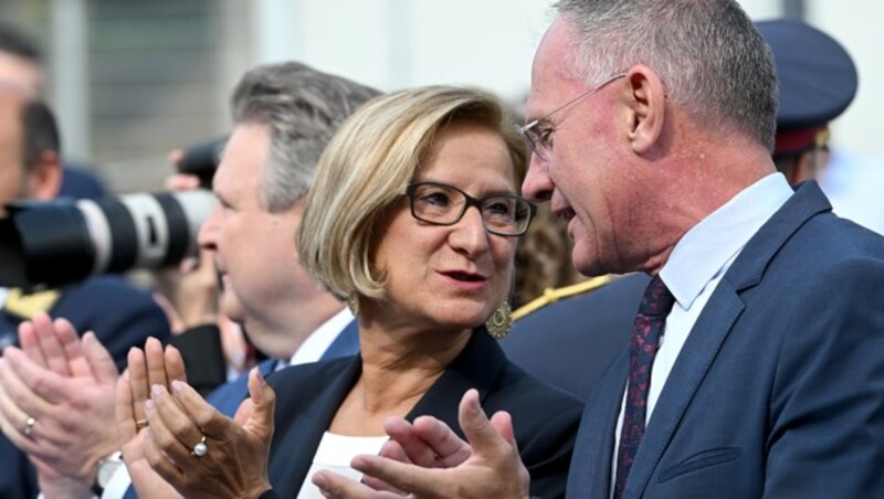 Johanna Mikl-Leitner und Innenminister Gerhard Karner (re.): Härtere Strafen gegen Klimaaktivisten werden geprüft. (Bild: APA/Roland Schlager)