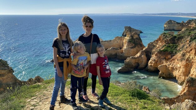 Christina Steiner mit ihren Kindern in Portugal (Bild: zVg)