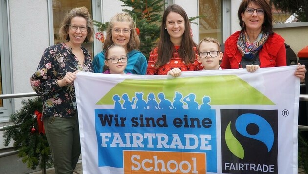 Die Waldviertler Kleingruppenschule in Langenlois ist nun offizielle „Fairtrade School“, freut sich Lehrerin Lisa Aumüller (links) mit Direktorin Doris Aschauer (rechts) sowie weiteren Teammitgliedern und Schülern. (Bild: Allgemeine Sonderschule Langenlois)