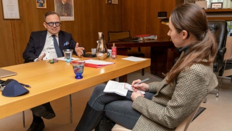 Elie Rosen und „Krone“-Redakteurin Fabienne Gruber im Interview (Bild: Berger Susi)