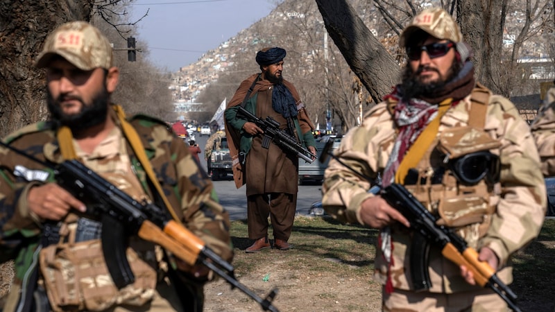 Afghanistan zählt zu einem der am wenigsten friedlichen Länder (Archivbild). (Bild: AP Photo/Ebrahim Noroozi)