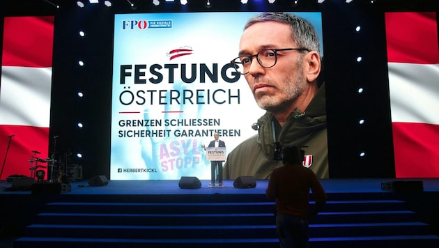 FPÖ party leader Herbert Kickl at the FPÖ New Year's meeting in Wiener Neustadt: Fortress Austria also against the EU? (Bild: APA/ALEX HALADA)