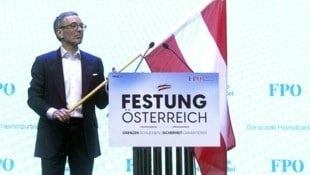 Die Einstellung der FPÖ zu Europa macht den Botschaftern sorgen – und ist auch der Knackpunkt in den Verhandlungen mit der ÖVP. (Bild: APA/ALEX HALADA)