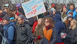 Die Unterstützer der Initiative „Pro choice“ zogen durch die Innenstadt. (Bild: Birbaumer Johanna)